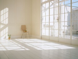 White-home-interior-with-natural-lighting